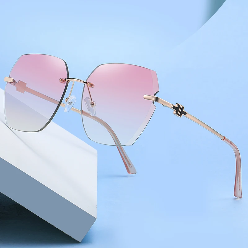 

Женские солнцезащитные очки с градиентными поляризационными линзами, новые роскошные дизайнерские модные солнцезащитные очки со стразами в стиле ретро для женщин, 0748