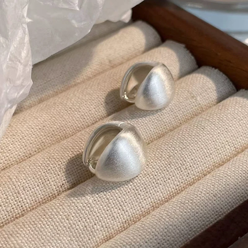 Фото Настоящие серьги-кольца из матового серебра 925 пробы для очаровательных женщин, изысканные ювелирные украшения, необычные классические минималистичные аксессуары №5