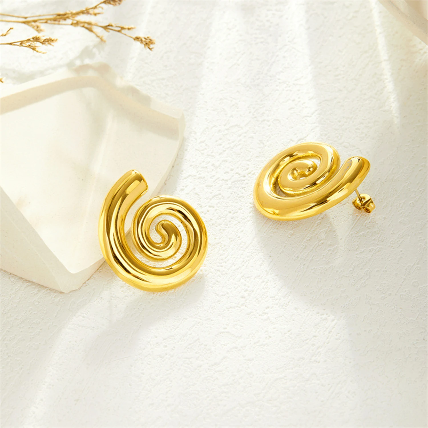 Женские серьги в виде морской улитки золотого цвета 1 пара