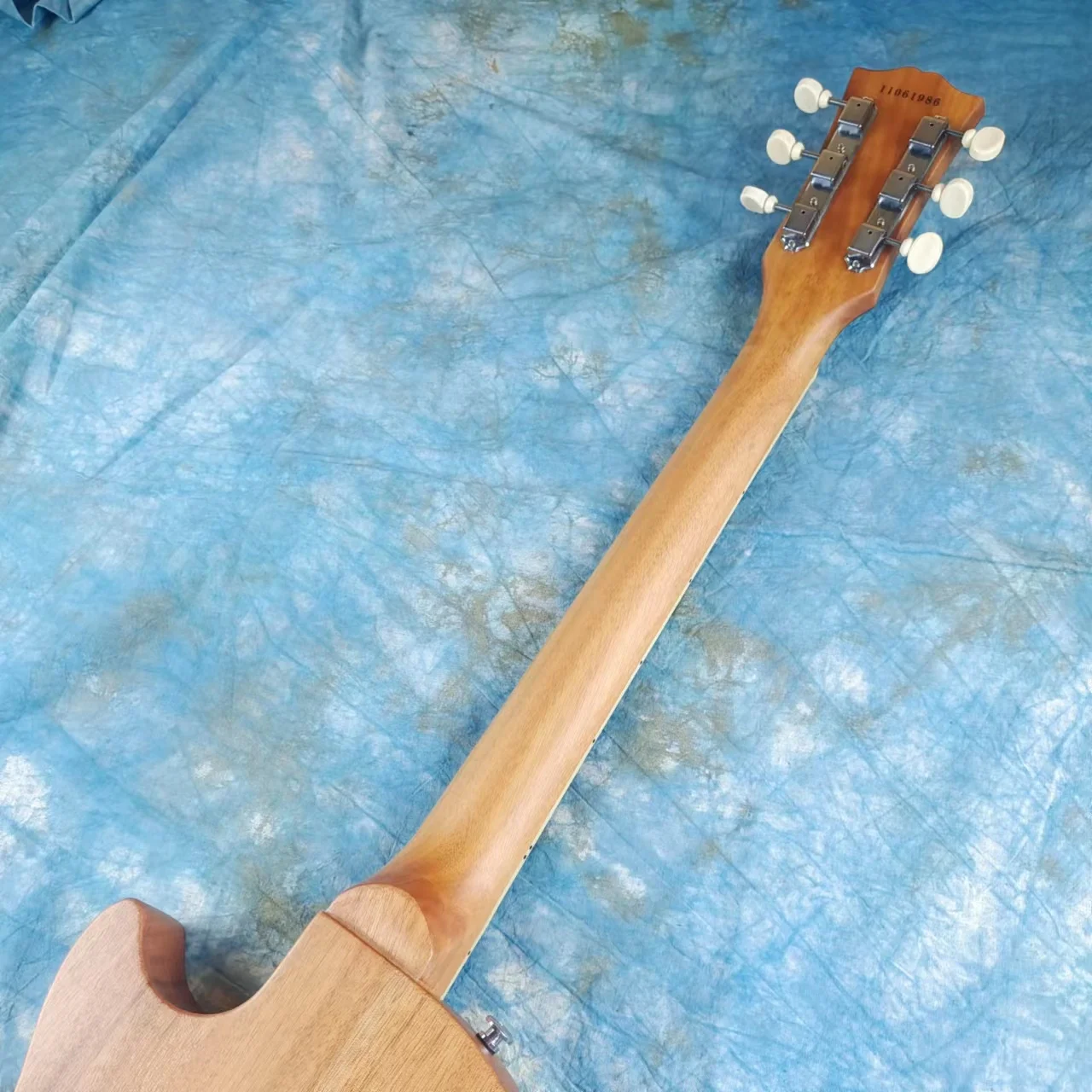 Стандартная электрогитара телевизор цвет натурального дерева матовый черный