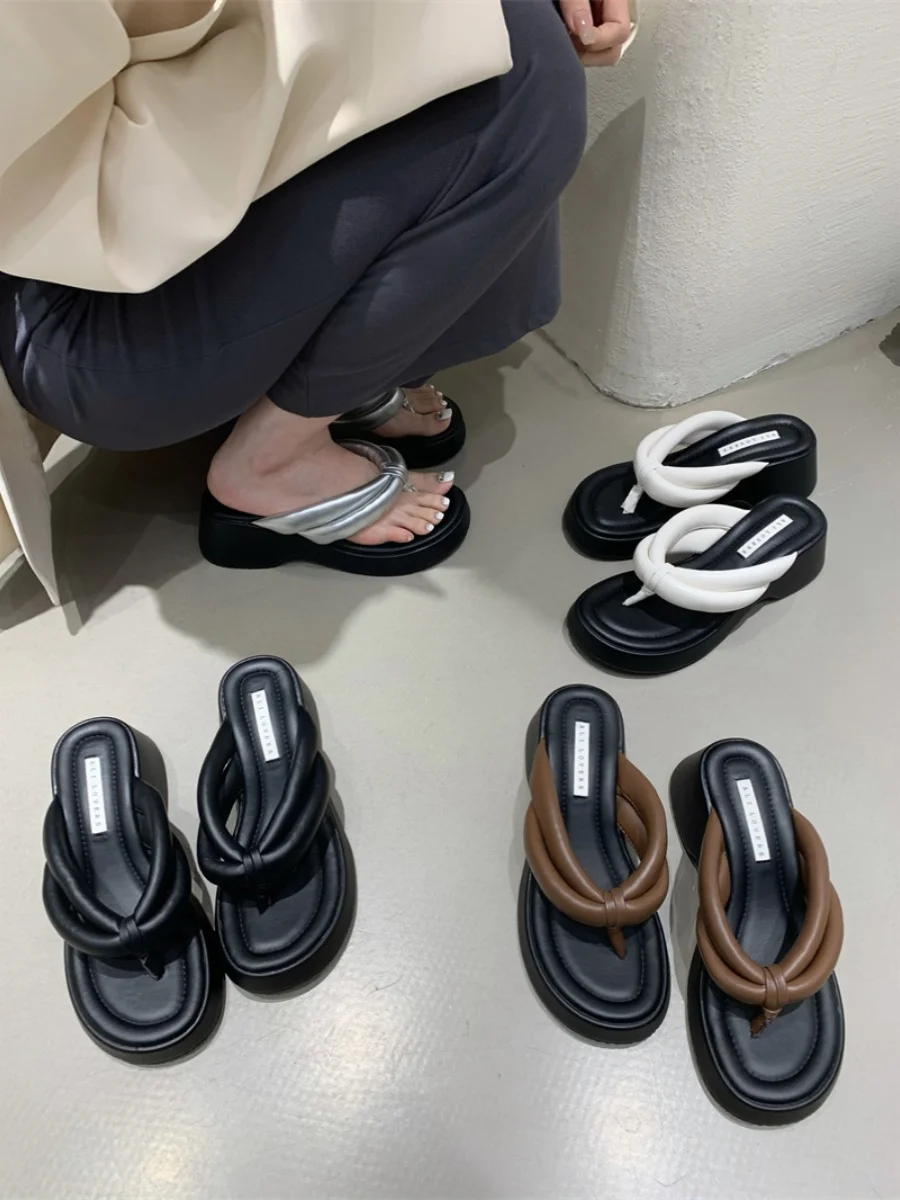 

Женские шлепанцы на высоком каблуке, Сланцы на плоской резиновой подошве, сандалии на квадратном каблуке, пляжные тапочки в гавайском стиле