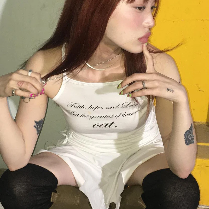 Женский укороченный топ с буквенным принтом