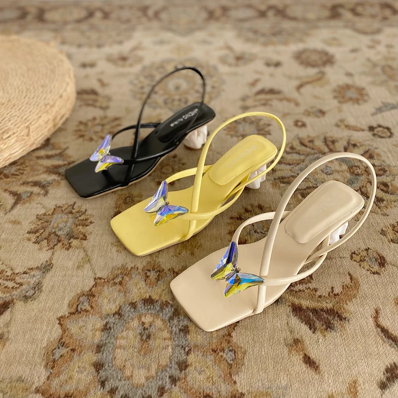

Летние женские тапочки, модная женская обувь на плоской подошве, дамские тапочки с украшением бабочки, на среднем каблуке, тапочки с открыты...