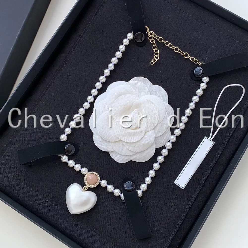 

Chevalier D 'Eon New Fashion Jewelry Women Vintage Pearls Chain Necklace Party Fine Jewelry Heart Pendant Choker Gift