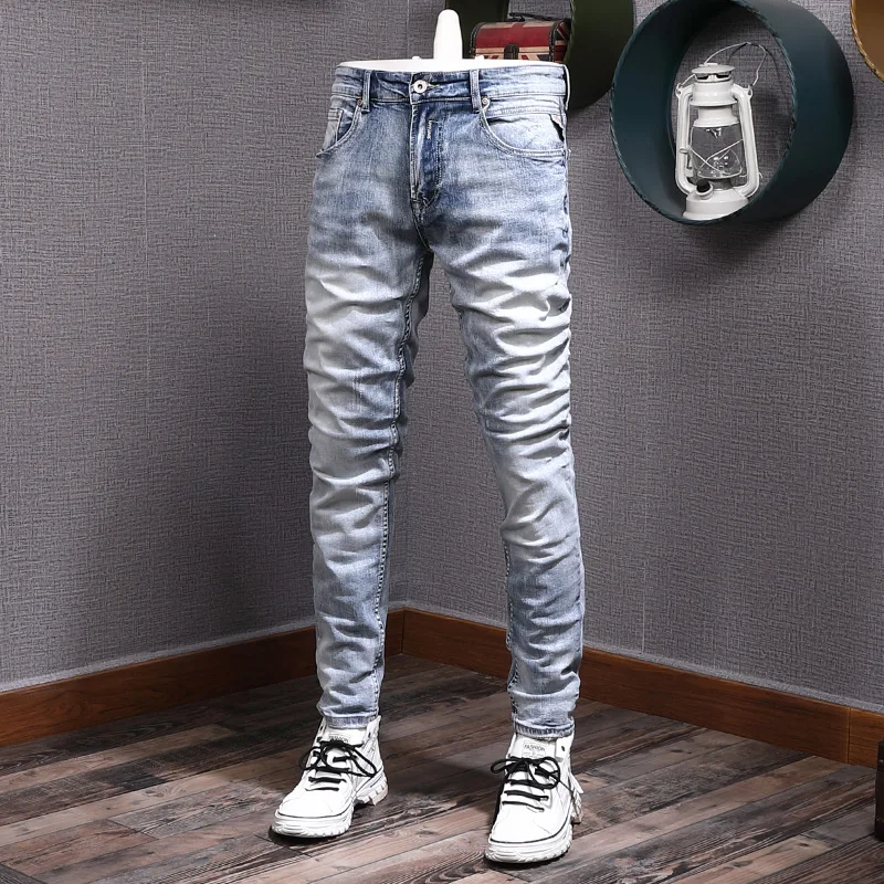 

Новые дизайнерские модные мужские джинсы в стиле ретро светло-голубые Эластичные зауженные рваные джинсы мужские винтажные повседневные С...