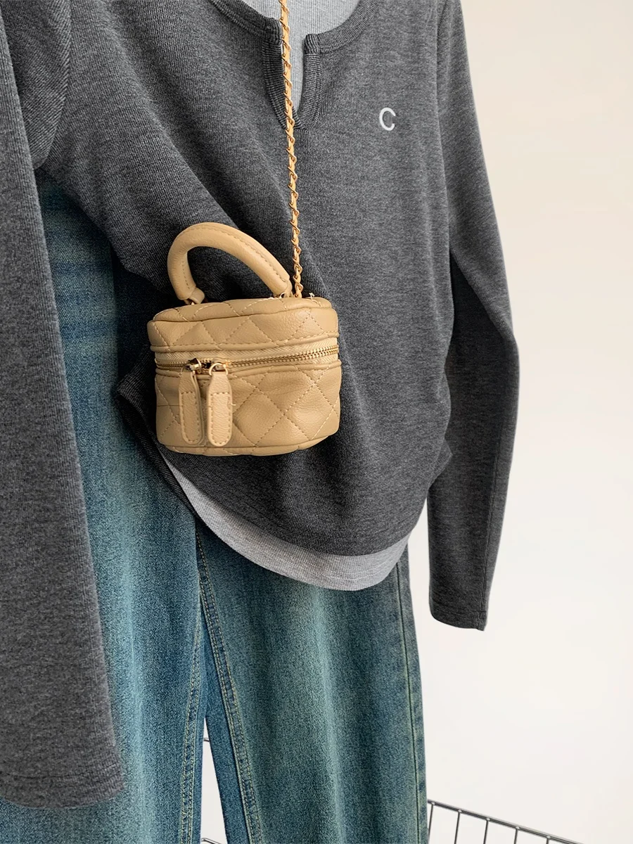 Серая футболка с V-образным вырезом и имитацией двух предметов женская короткая