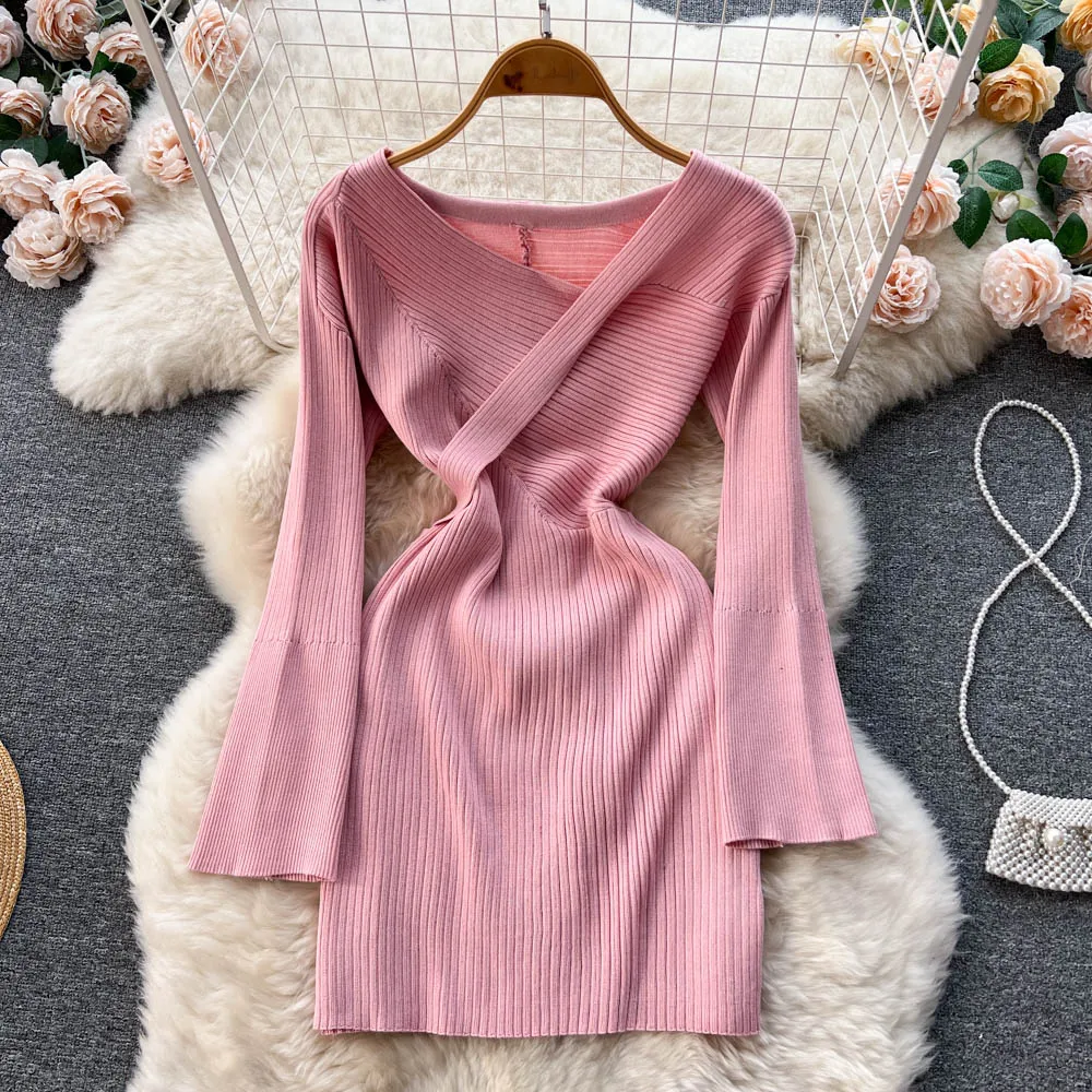 

Женское трикотажное платье-свитер до колена, с V-образным вырезом