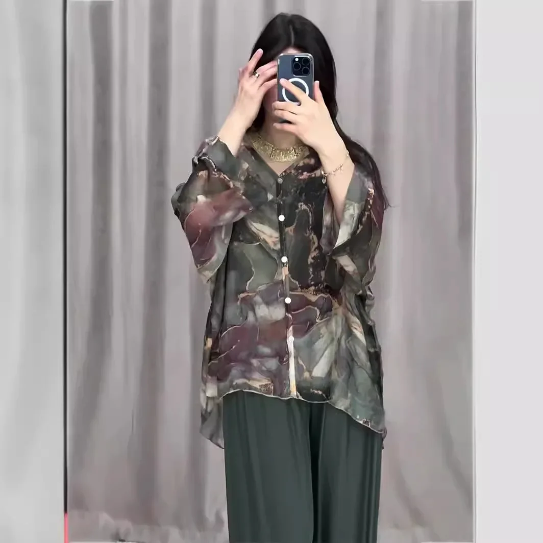 Повседневный комплект из рубашки с V-образным вырезом и брюк широкими штанинами