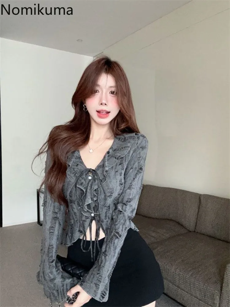 Женская блузка с V-образным вырезом длинным рукавом и оборками