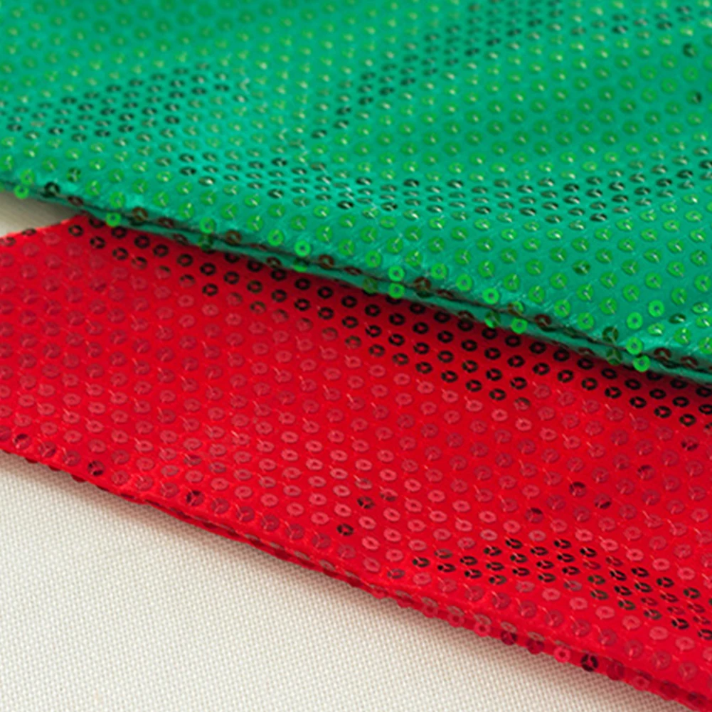 Забавные праздничные шапки с блестящими пайетками. Красная и зеленая шапка для