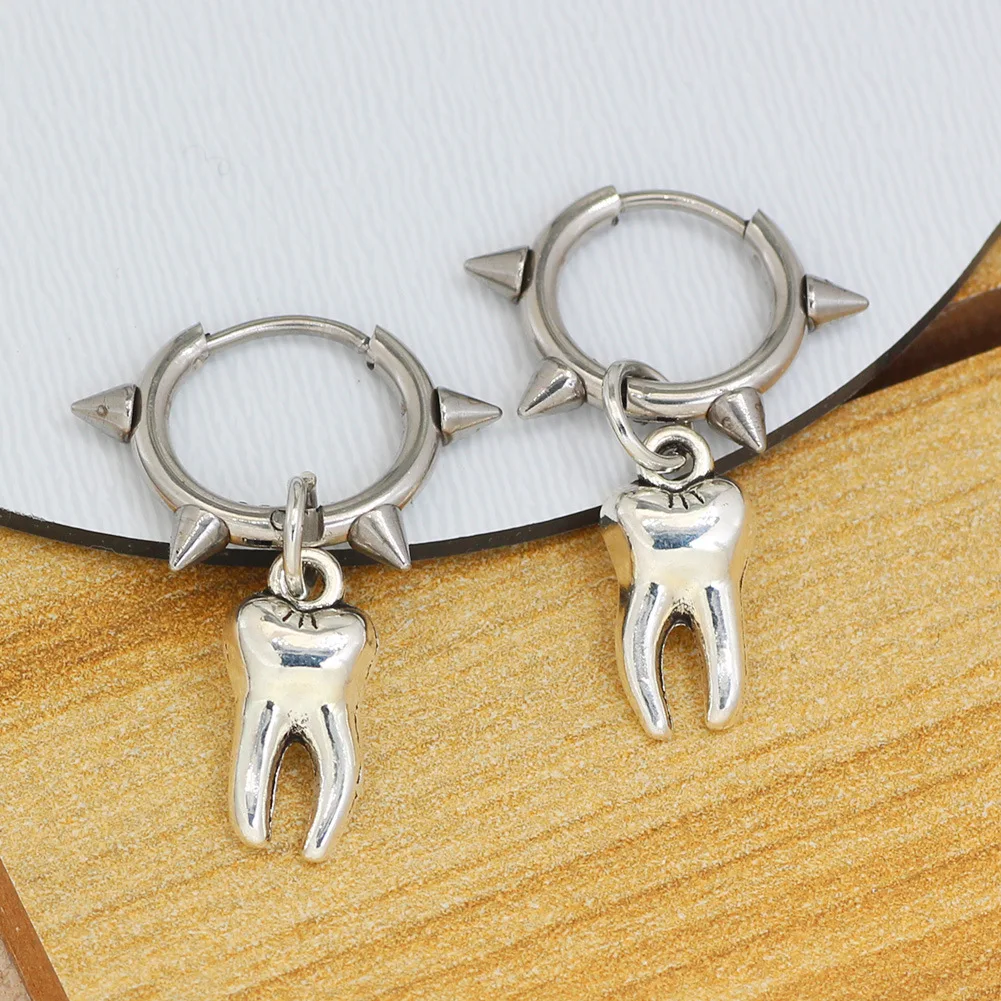 Модные креативные серьги-гвоздики с маленькими зубчиками в виде темных