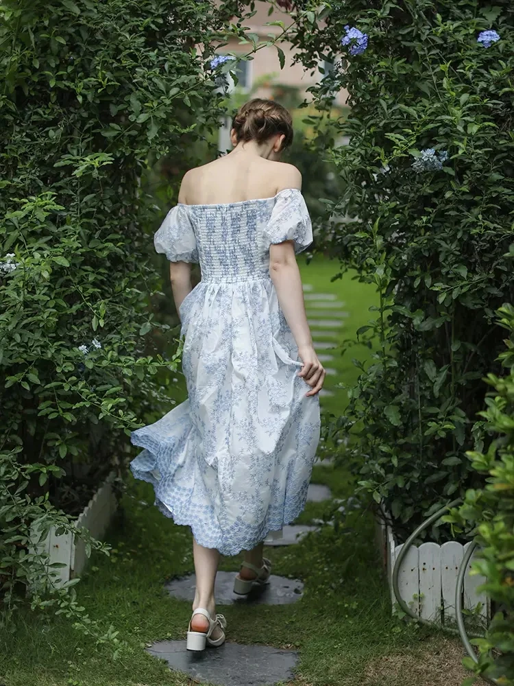 Женское облегающее платье во французском стиле изысканное с полной вышивкой и