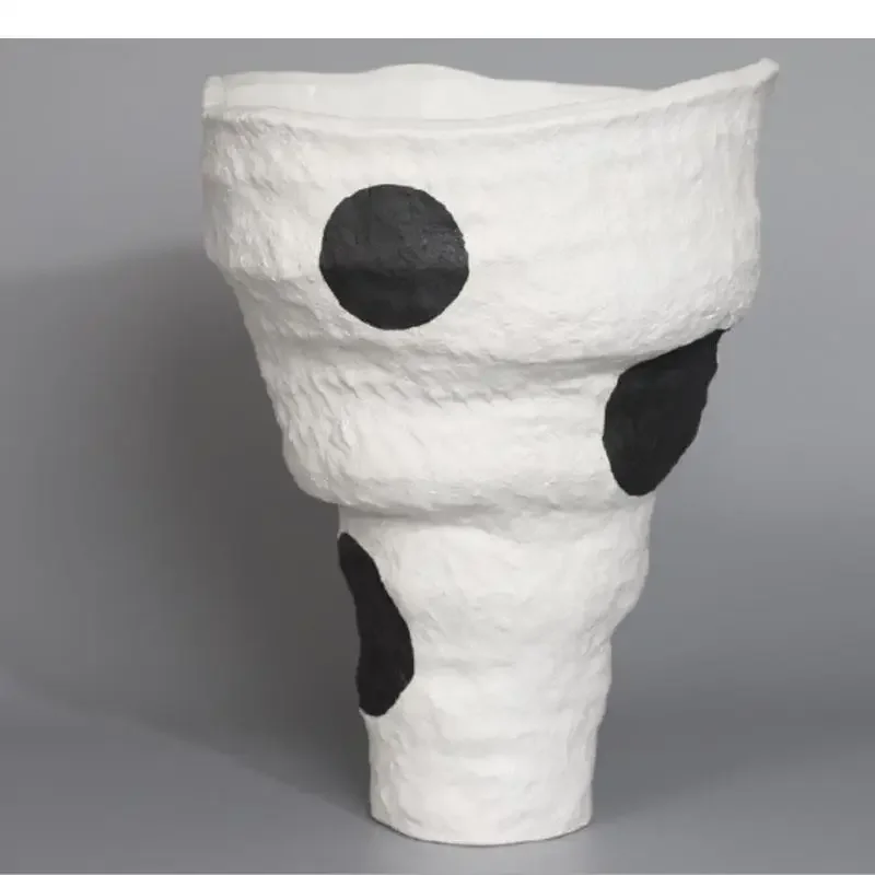 Ваза в черный и белый цветах