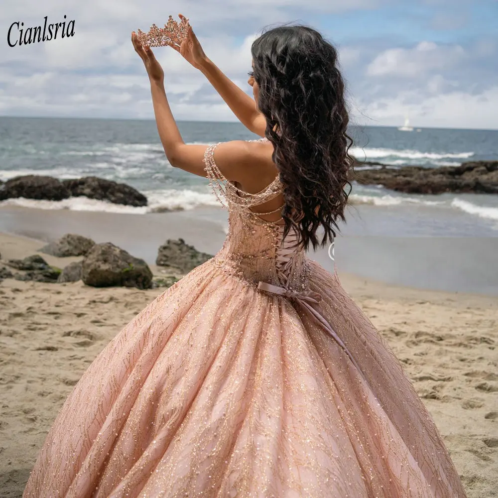

Розовое Золотое бальное платье с бисером и кристаллами, платья для Quinceanera, блестящее платье с открытыми плечами и шнуровкой на спине, милое в...