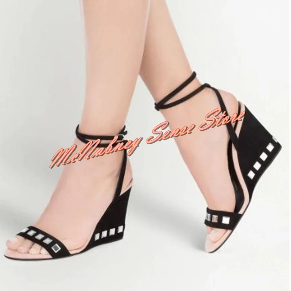 

Сандалии женские замшевые с открытым носком, пикантные босоножки на танкетке, с заклепками, ремешки с пряжкой, однотонные туфли под платье, дизайнерская обувь большого размера