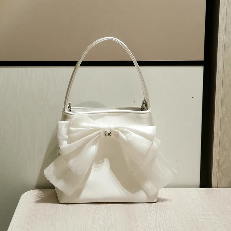 

Женская сумка-мессенджер на цепочке с бантом и стразами