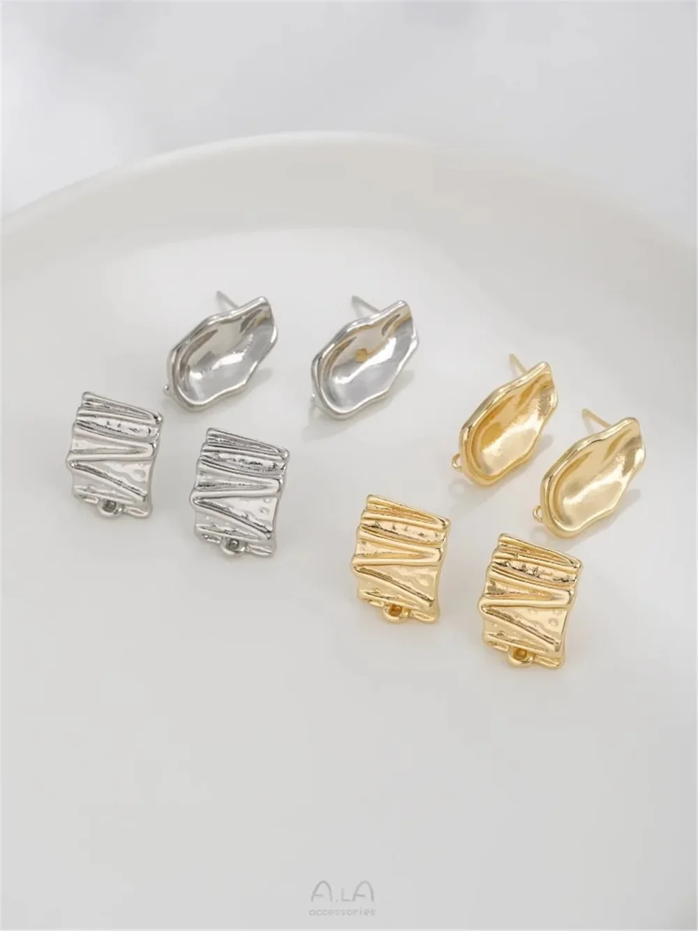 Плиссированная текстура золота 14 карат с подвесными кольцами серьги