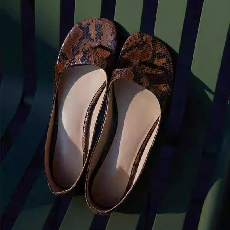 Сандалии женские на плоской подошве простые универсальные босоножки с ремешком