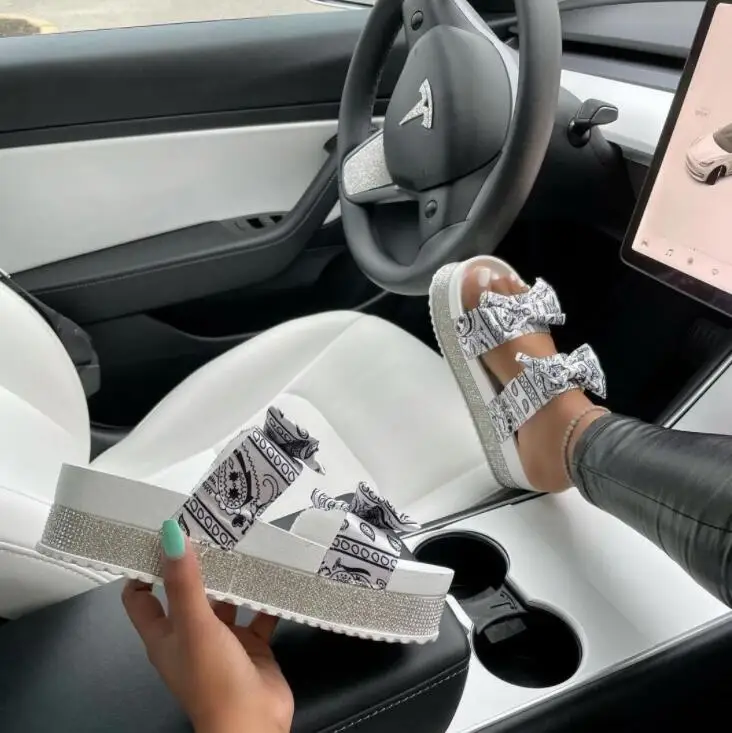 Large size bow sandals 2022 women new thick-soled mid-heel rhinestone satin slippers outdoor wild beach ms flip flop 36-43