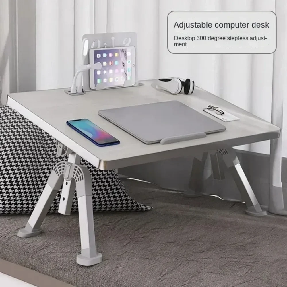 Эркер в спальне кровать общежитии небольшой столик студенческий ноутбук стол