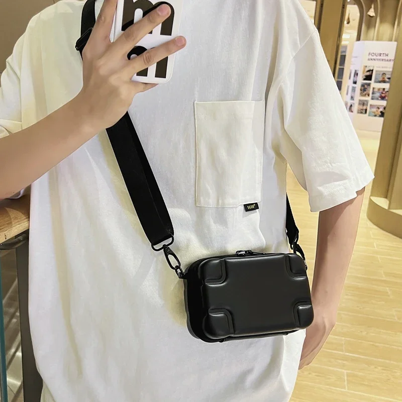 Рисунок 3 - Маленькая кожаная сумка через плечо