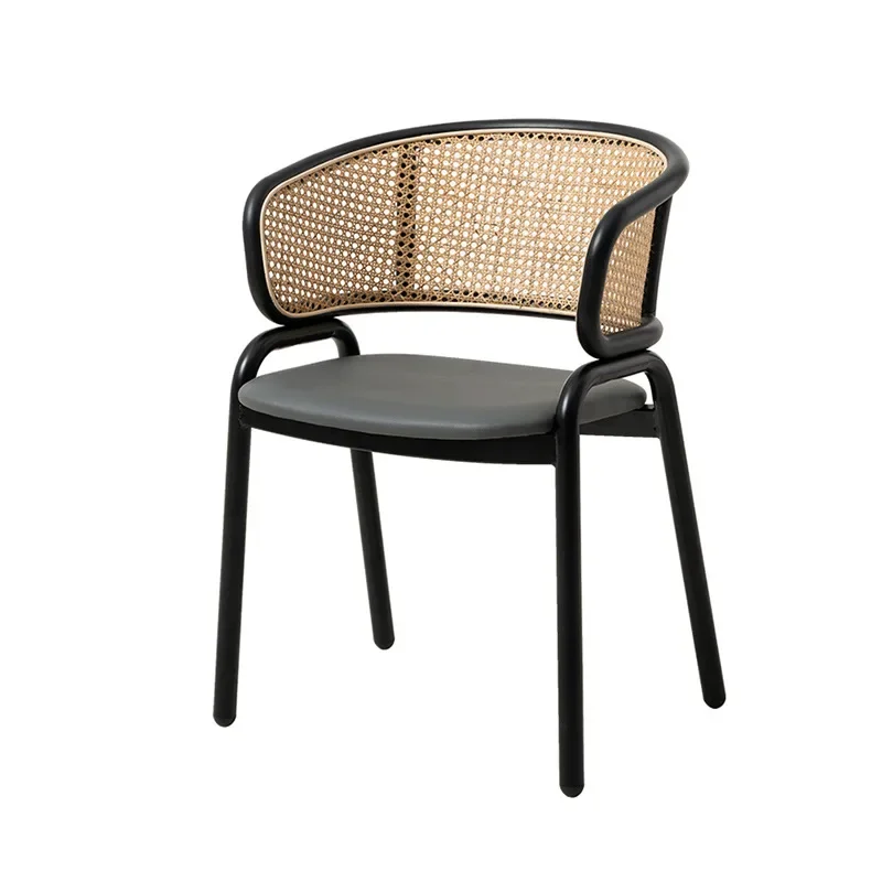 Стильный ретро стул с досками и ремешком