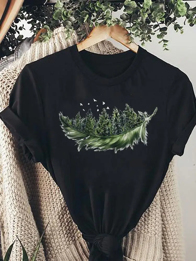 

Футболка женская летняя черная с коротким рукавом и принтом в виде птицы