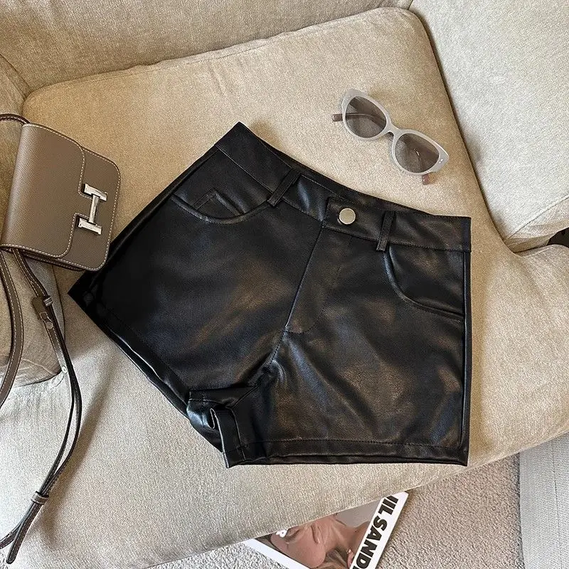 Американские черные шорты из искусственной кожи для женщин осенью и зимой.