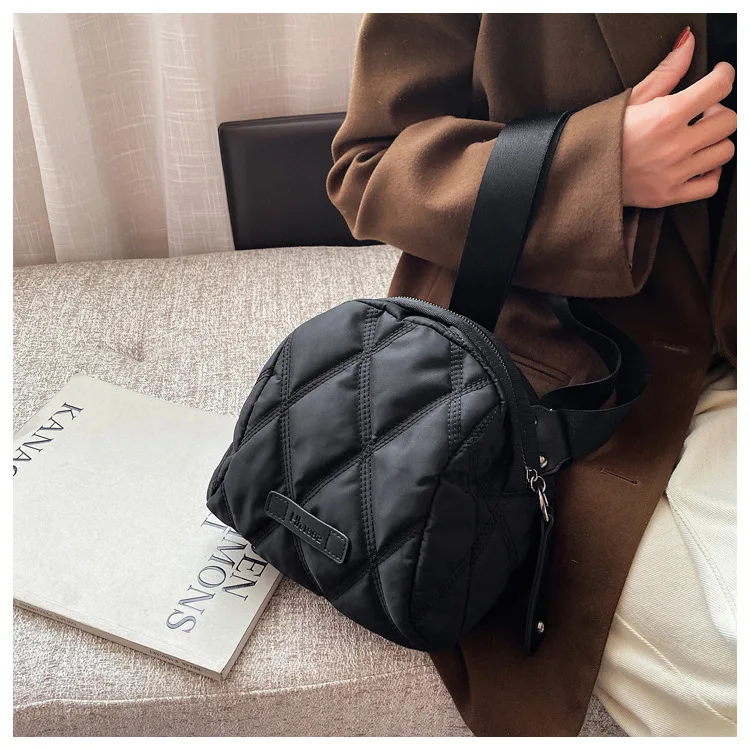 

Женская нейлоновая стеганая вместительная черная сумочка, Милая женская сумка через плечо для зимы и весны, для смартфона, необходимая порт...