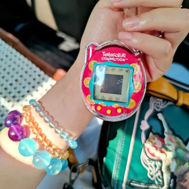 Фото Новый интерактивный электронный виртуальный питомец Bandai Tamagotchi V3: оригинальная игровая приставка-брелок, подарок для коллекционеров №3