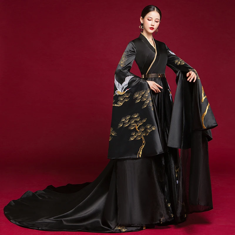 Рисунок 3 - Женское платье для выступлений в китайском стиле