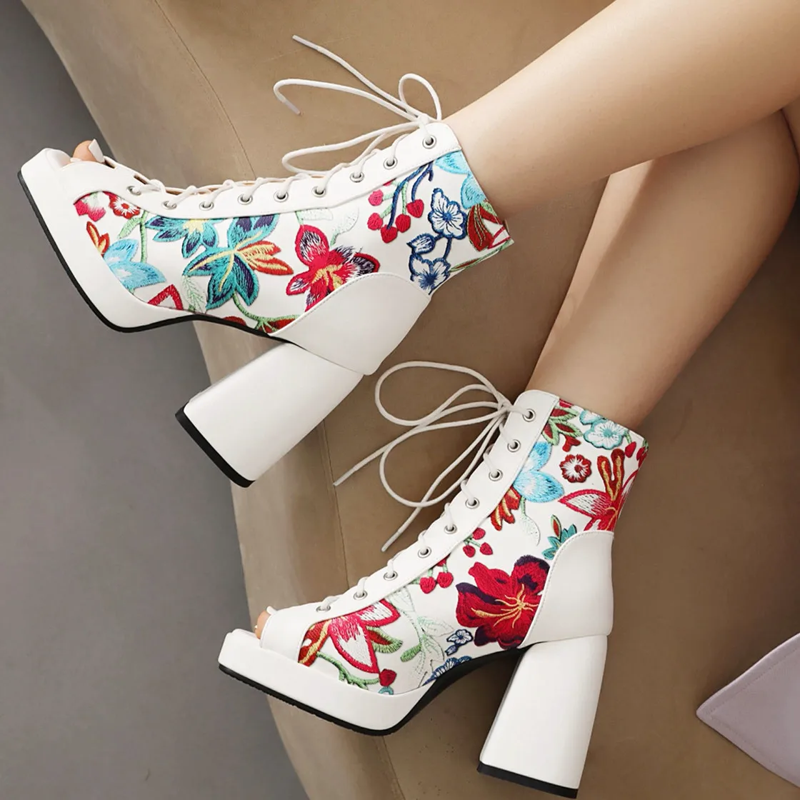 

Женская Вышивка, металлическая пряжка ремня, модные ботинки для подиума, ультра-высокая платформа, крупный каблук, вышитые искусственными пятками