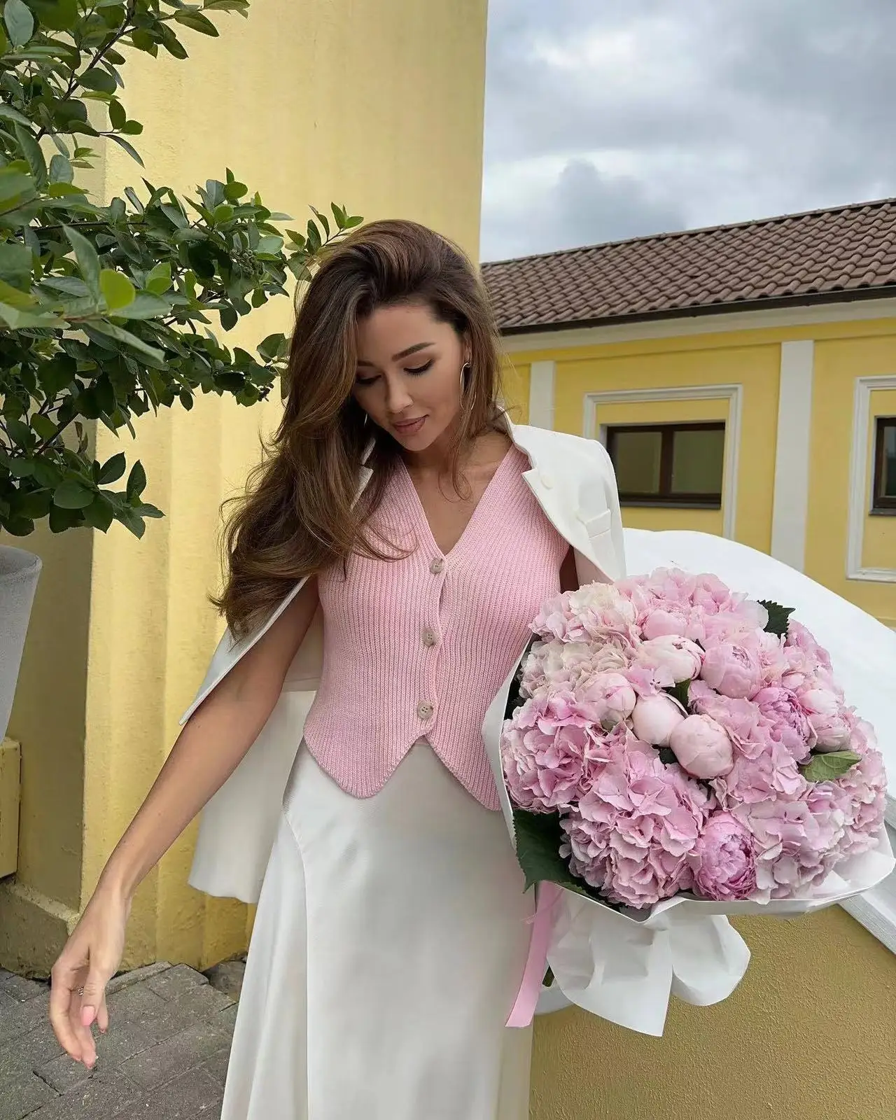 Женский трикотажный жилет без рукавов повседневный белый офисный кардиган для