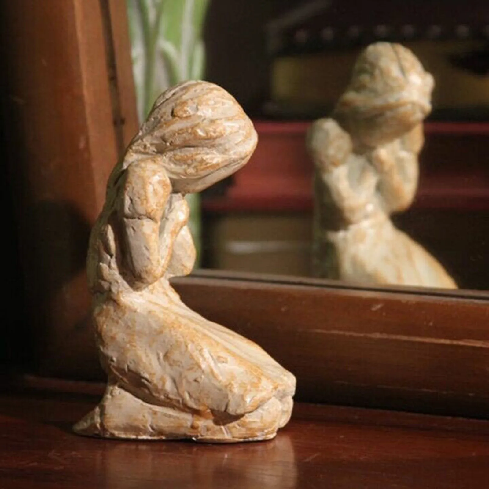 Милый час красивой руки вдохновляющая скульптура женщины Молитвенное украшение