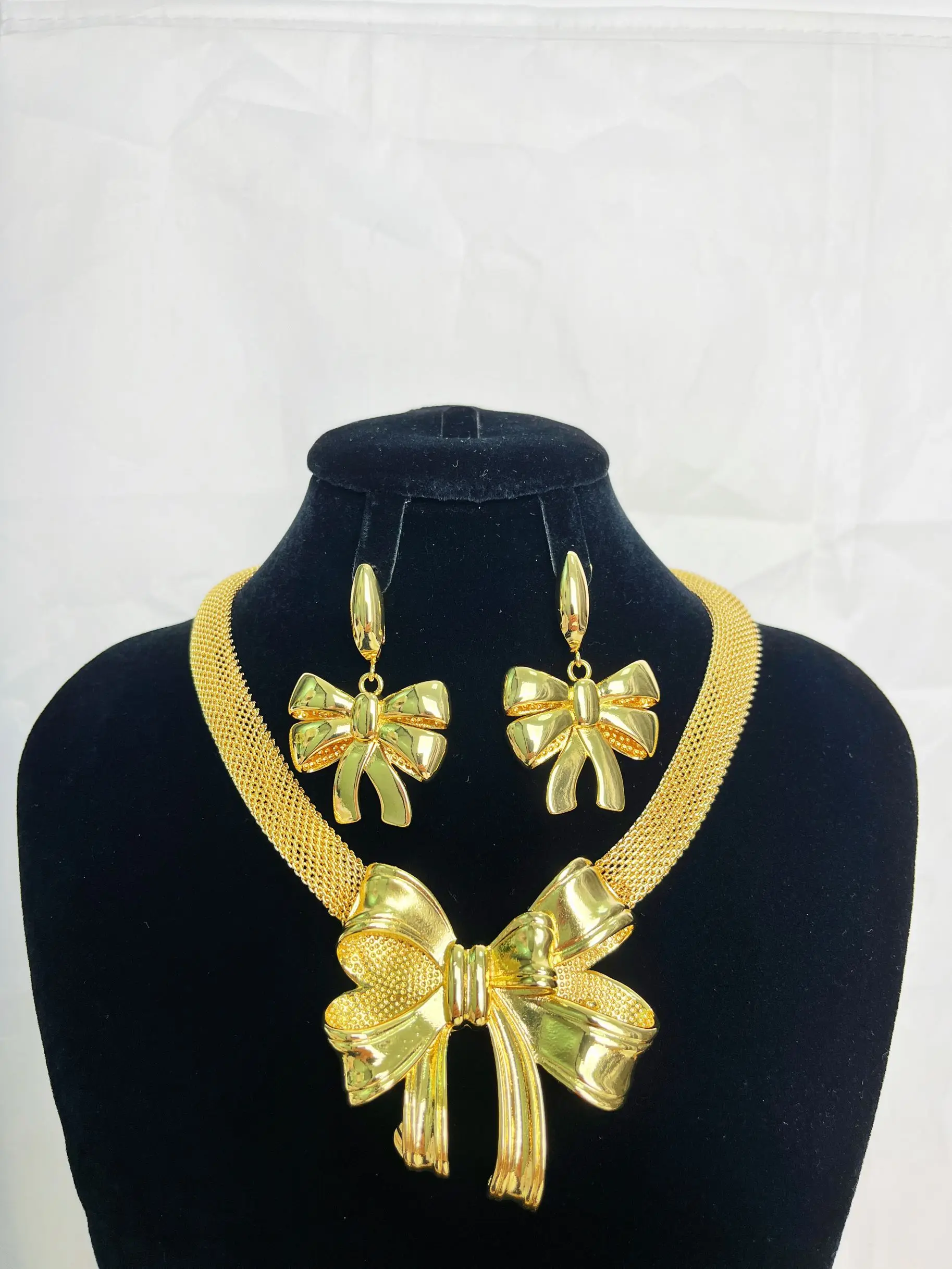 

Necklace Earrings Three-Piece Set of Gold Color Fashion Jewelry Ladies Wear Party Wedding Anniversary