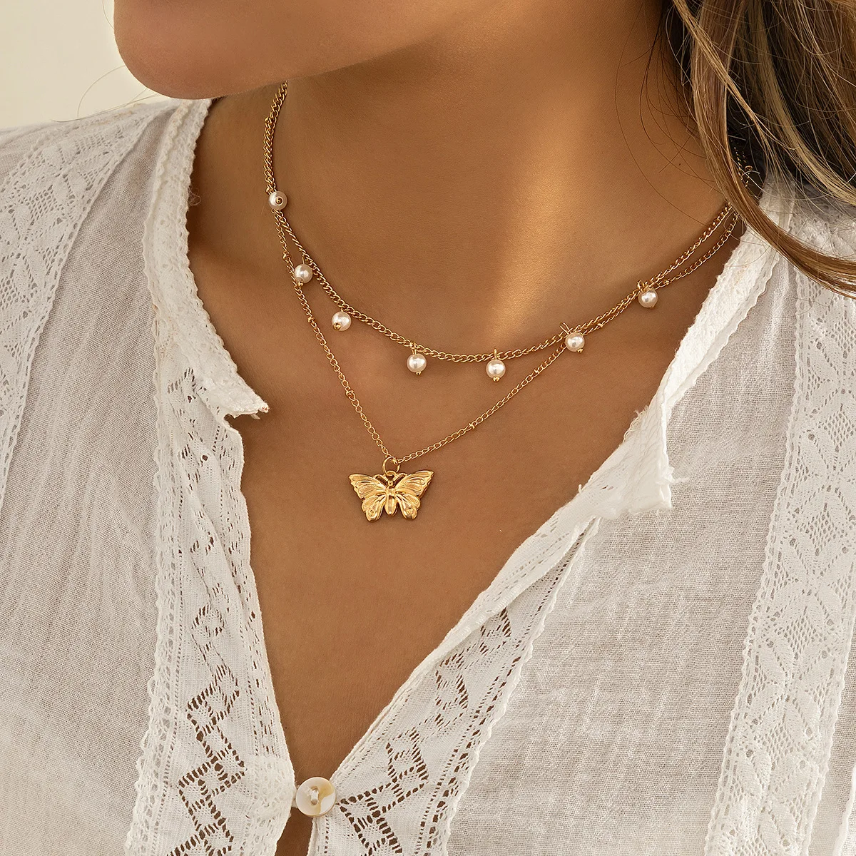 

Vintage Cute Gold Color Metal Butterfly Imitation Pearl Pendant Necklace Ladies Simple Clavicle Necklaces Girls Wedding Jewelry