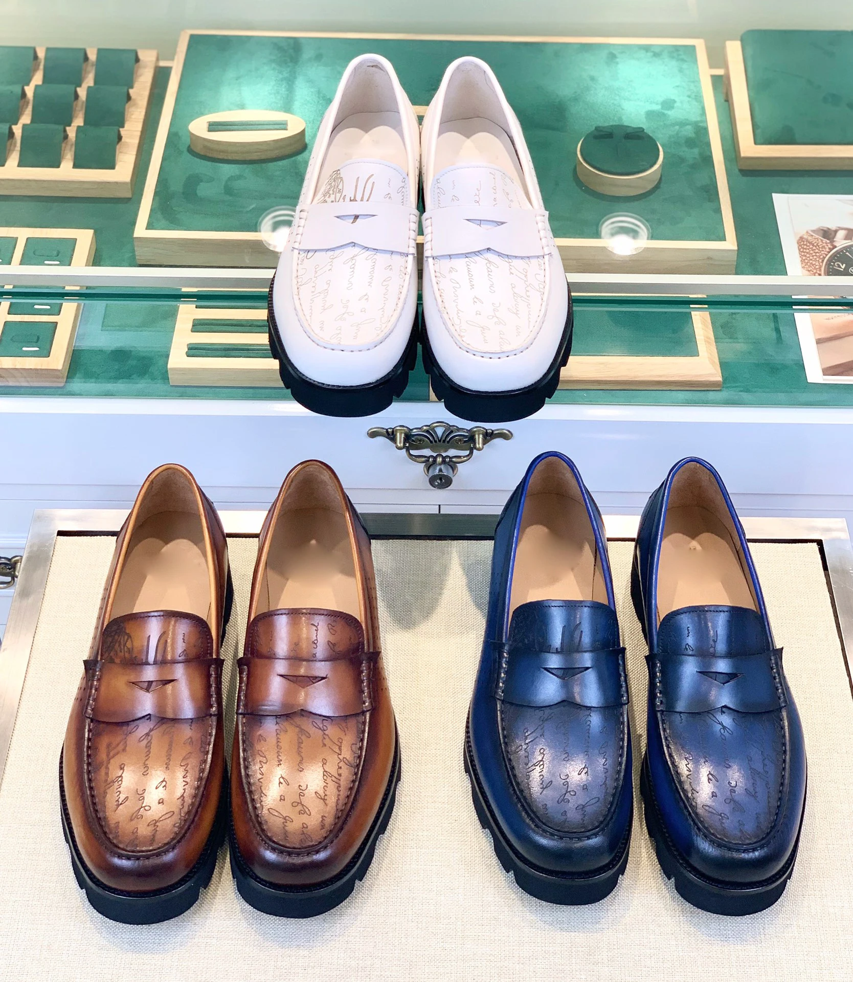 

The official website synchronizes men's classic four seasons shoes, which are made of imported leather embryo by hand