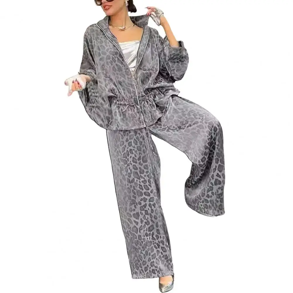 Комплект офисной одежды Женский комплект из рубашки и брюк с леопардовым принтом