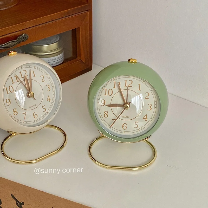 

Ins Nordic simple retro desktop silent clock decoration dormitory bedroom student bedside luminous alarm clock