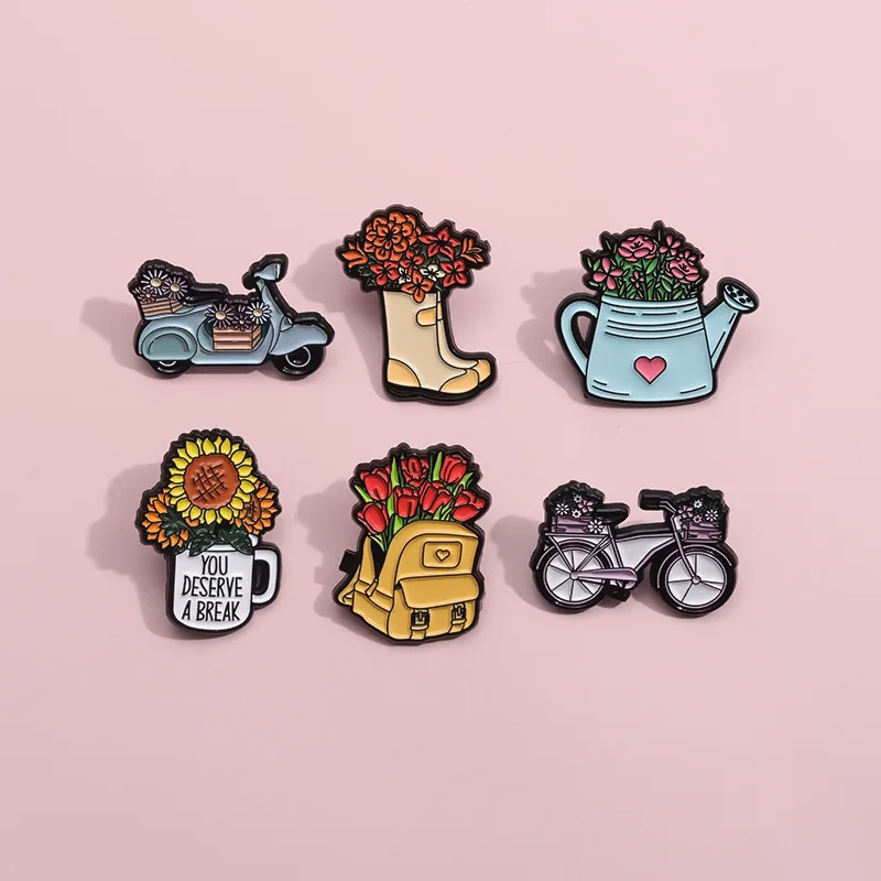 Эмалированная брошь в виде корзины с цветами и велосипедом