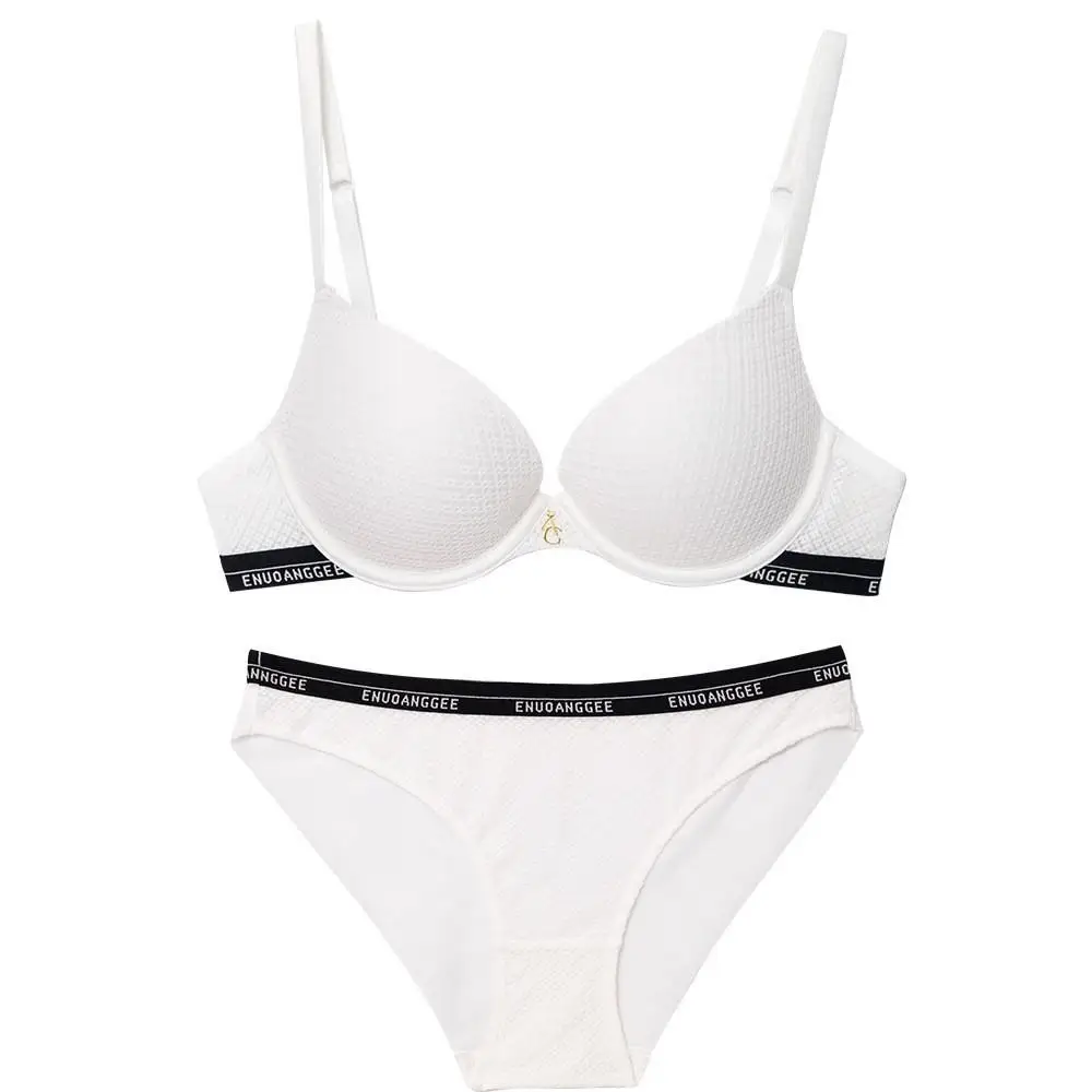 Комплект женского нижнего белья с чашками пуш-ап и глубоким V-образным вырезом