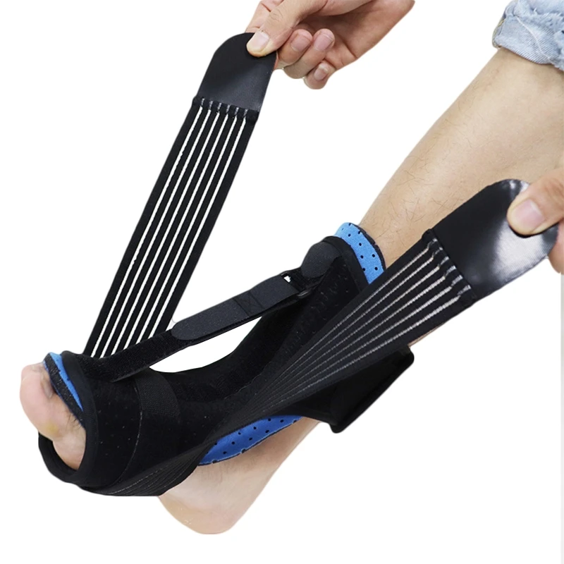 Регулируемый ортопедический поддерживающий корсет для стопы с упором на свод стопы и эластичным поясом при плантарном фасциите.