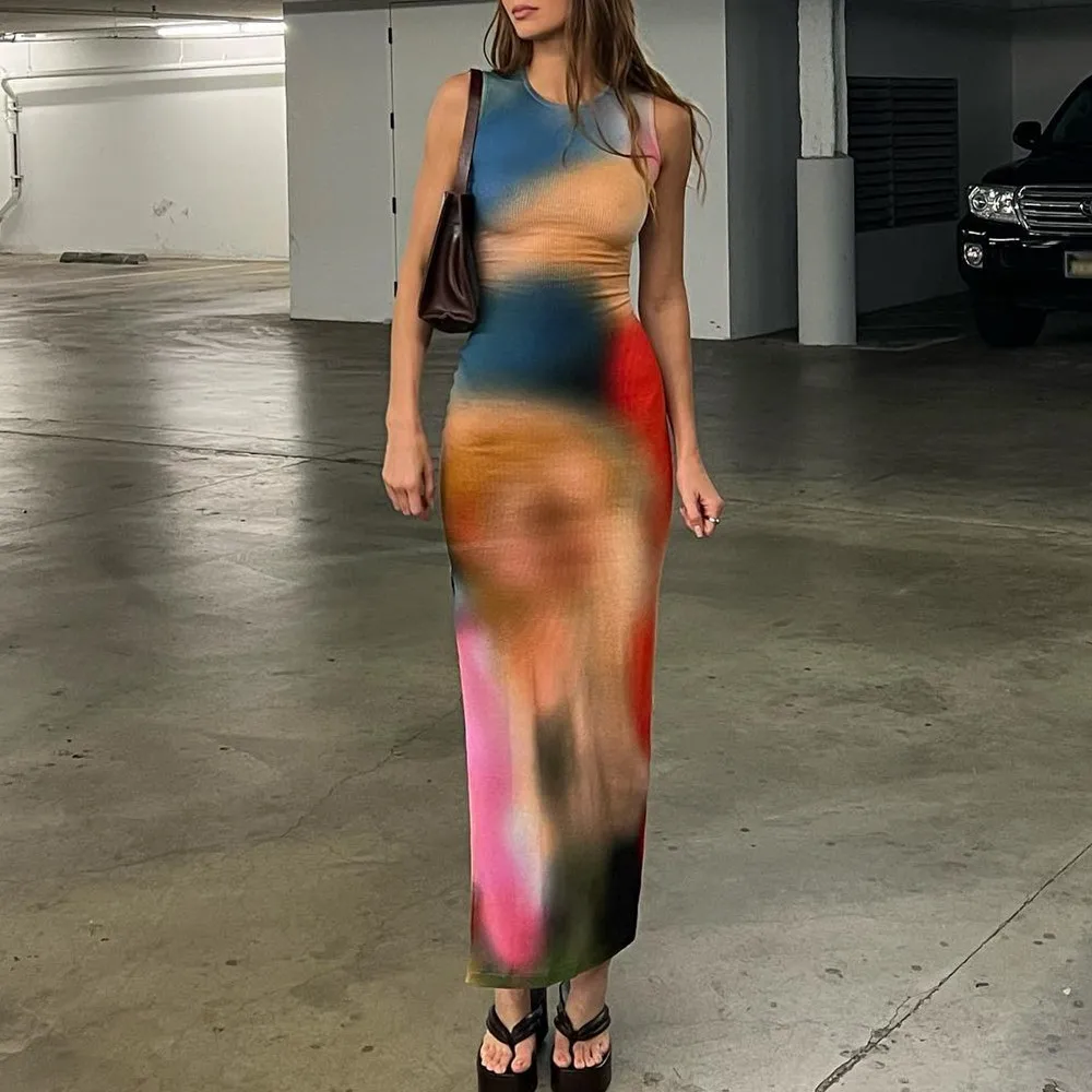 Женское платье макси с размытым принтом открытой спиной и разрезом |