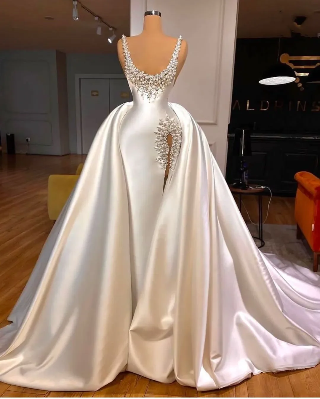 

Glamorous Mermaid Pearls Bridal Gowns with Detachable Train Split Wedding Dress Custom Made Scoop Beaded Vestido de novia