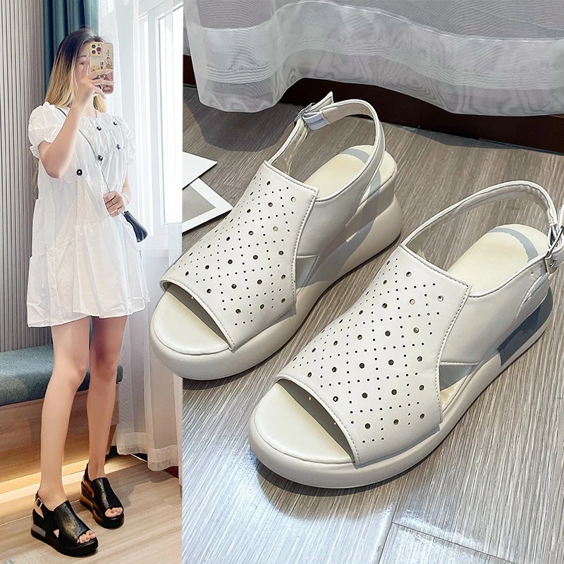 Женские сандалии на танкетке летние с перфорацией повседневная обувь в стиле