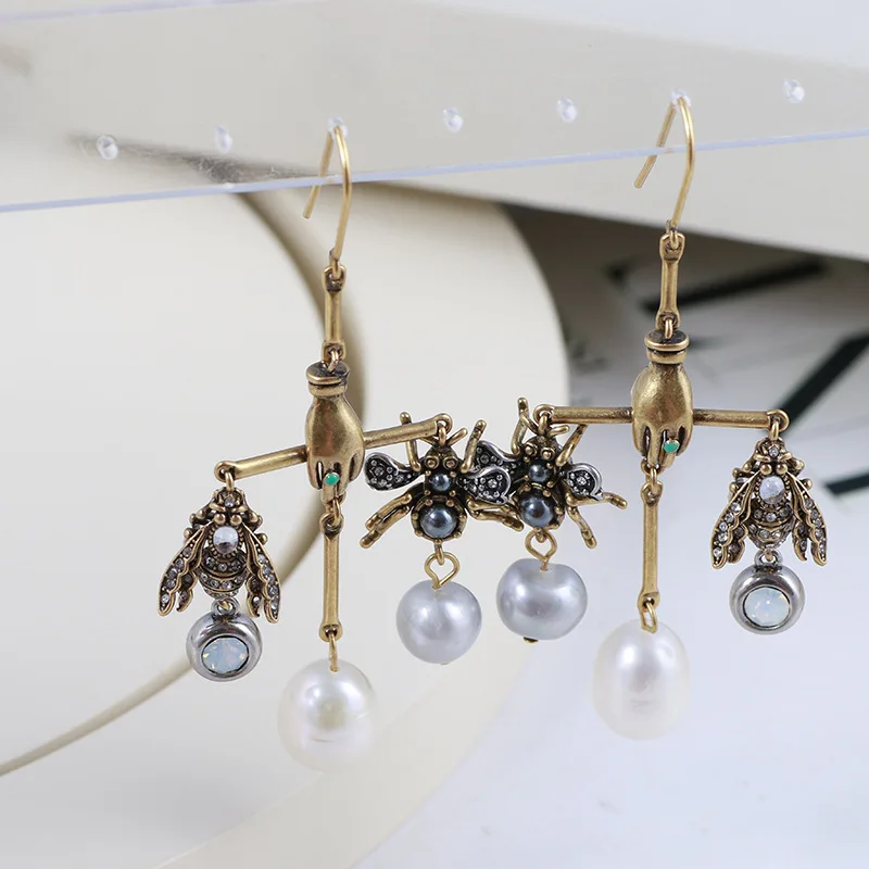 

Retro Insect Series Inlaid Pearl Flashing Personality Simple Earrings