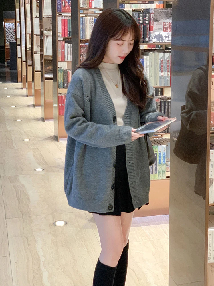 Высококачественный серый свободный свитер с v-образным вырезом и вышивкой Love