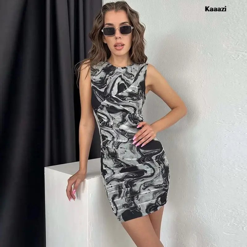 

KAAAZI, новинка 2023 года, модное мини-платье с рисунком, черный жилет, без рукавов, тонкий, с круглым вырезом, модные короткие стильные платья, сексуальная женская одежда в уличном стиле
