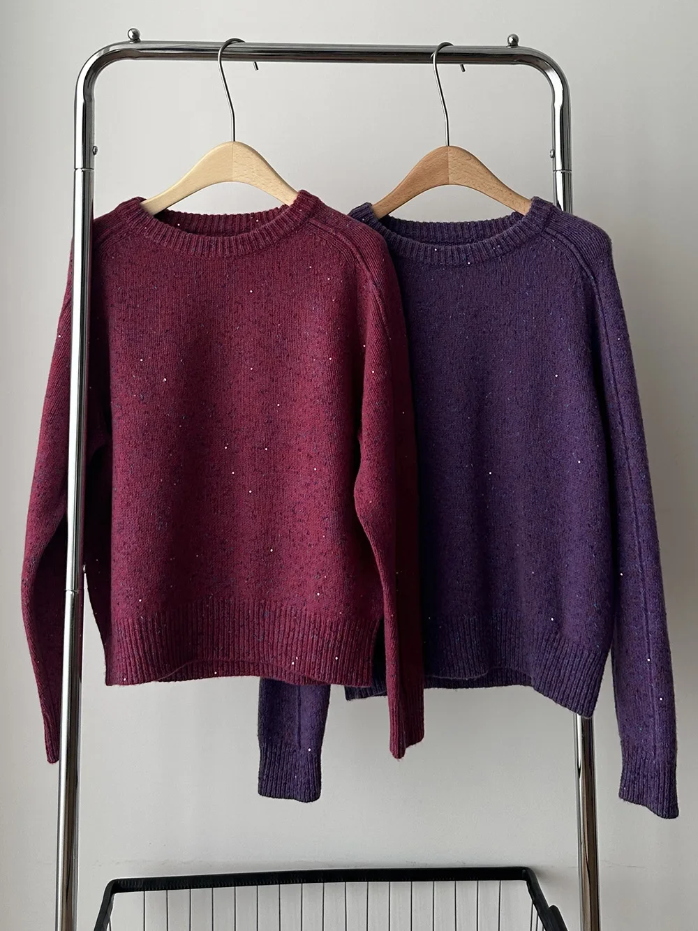 Женский трикотажный пуловер с круглым вырезом и длинным рукавом