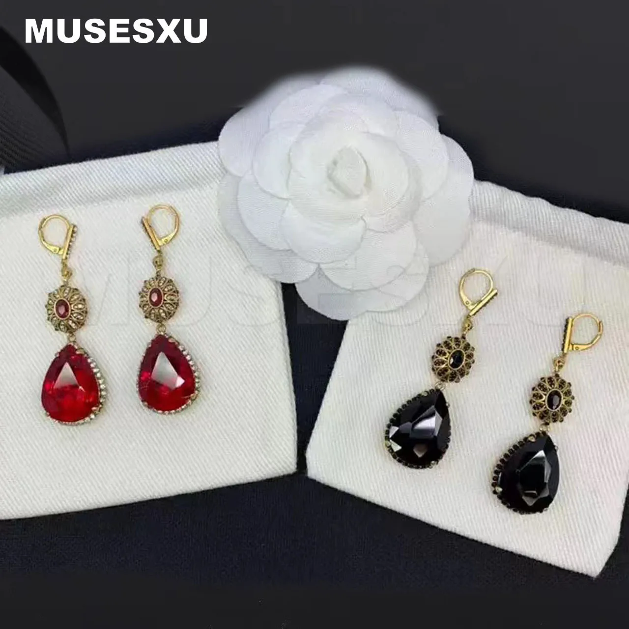 

2022 ювелирные изделия и аксессуары роскошный бренд красный и черный циркон подвеска в виде капли золотые серьги в виде черепа для женщин Под...